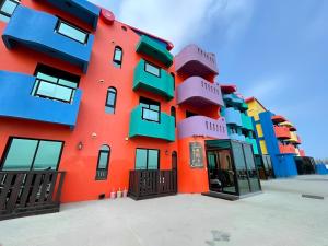 un edificio con facciate colorate sul lato di 奧斯卡海景民宿Oscar Boutique Seaview Homestay a Magong