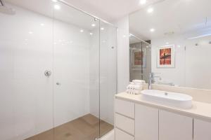 Ένα μπάνιο στο Number 1 H Residences - WiFi, Parking & More by Gold Coast Holidays +286 φωτογραφίες