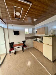 Kuchyň nebo kuchyňský kout v ubytování Apartaestudio, fresco y cómodo