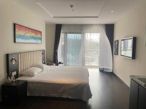 Postel nebo postele na pokoji v ubytování S2 Sapphire Hạ Long