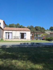 ein Haus mit einem großen Garten davor in der Unterkunft Villa SOFIA in Saint-Saturnin-dʼApt