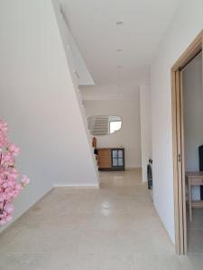 ein leerer Flur mit weißen Wänden und einer Treppe in der Unterkunft Villa SOFIA in Saint-Saturnin-dʼApt