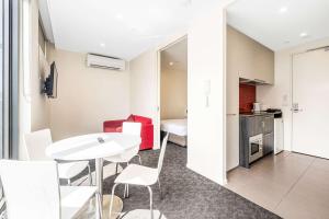 Kuchyň nebo kuchyňský kout v ubytování Comfort Apartments Box Hill