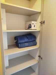 ein Schrank mit einem blauen Handtuch und einer Schachtel in der Unterkunft Life 01 in Iquique