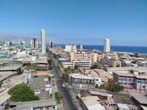 eine Luftaufnahme einer Stadt mit Gebäuden und dem Meer in der Unterkunft Life 01 in Iquique