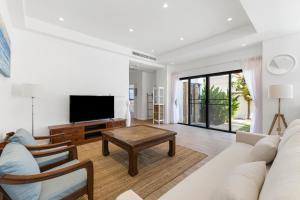 Μια τηλεόραση ή/και κέντρο ψυχαγωγίας στο Coastal Villa on Fairway