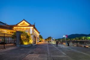 een persoon die langs een gebouw op straat loopt bij SSAW Garden Hotel Ningbo Xikou in Fenghua +175 foto's