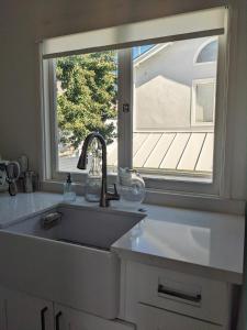 una cocina con fregadero y ventana en Venice Canals & Beach Guest House, en Los Ángeles