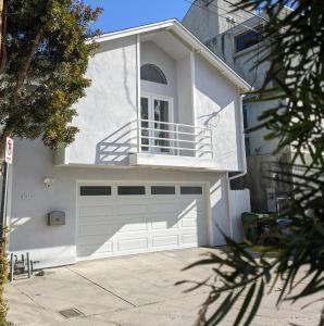 Casa blanca con balcón y garaje en Venice Canals & Beach Guest House, en Los Ángeles