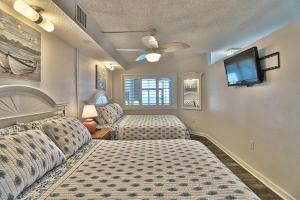 Postel nebo postele na pokoji v ubytování Beach Cove Resort Unit 1622 Top Floor Sleeps 5 Oceanfront + 38 fotografií