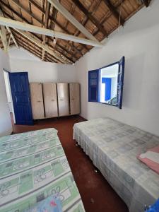 a bedroom with two beds and a window at Casa de praia em Guaxindiba in Salinas