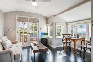 ein Wohnzimmer mit Sofa und Tisch in der Unterkunft Cottage 1 Hyams Beach Seaside Cottages in Hyams Beach + 15 Fotos