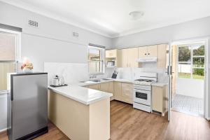 Η κουζίνα ή μικρή κουζίνα στο Rustic Single Room - Centrally Located at Narwee - Shared Bathroom