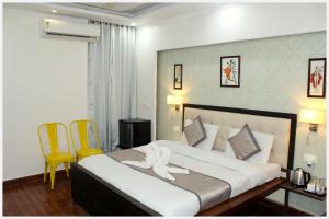 Katil atau katil-katil dalam bilik di BAREILLY HOTEL KRISHNA RESIDENCY# Near Vaishno Devi Temple - A Premium Hotel In Bareilly