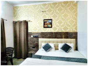 Katil atau katil-katil dalam bilik di BAREILLY HOTEL KRISHNA RESIDENCY# Near Vaishno Devi Temple - A Premium Hotel In Bareilly