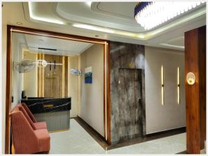 Ruang duduk di BAREILLY HOTEL KRISHNA RESIDENCY# Near Vaishno Devi Temple - A Premium Hotel In Bareilly