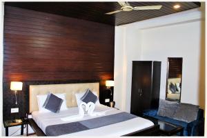 Katil atau katil-katil dalam bilik di BAREILLY HOTEL KRISHNA RESIDENCY# Near Vaishno Devi Temple - A Premium Hotel In Bareilly