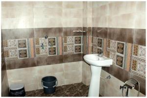 Bilik mandi di BAREILLY HOTEL KRISHNA RESIDENCY# Near Vaishno Devi Temple - A Premium Hotel In Bareilly