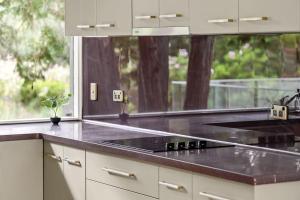 Una cocina o zona de cocina en Quaint Queen Room - Central Location at Pymble - Shared Bathroom