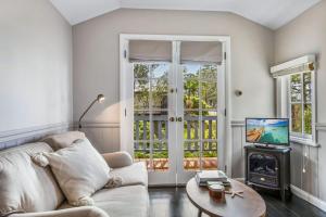 Televisyen dan/atau pusat hiburan di Cottage 3 Hyams Beach Seaside Cottages