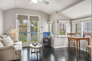 Ruang duduk di Cottage 3 Hyams Beach Seaside Cottages