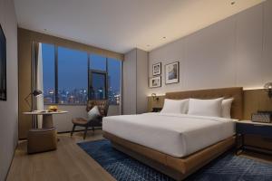 Postel nebo postele na pokoji v ubytování Four Points by Sheraton Kunming Dongfeng Square