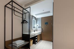 Postel nebo postele na pokoji v ubytování Atour Hotel Nantong Development Zone Aeon Mall