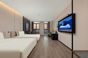 TV a/nebo společenská místnost v ubytování Atour Hotel Nantong Development Zone Aeon Mall