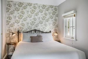 Katil atau katil-katil dalam bilik di Cottage 4 Hyams Beach Seaside Cottages