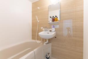 ein Badezimmer mit Waschbecken und Badewanne in der Unterkunft Cozy condo for 2 PPL near Teradacho Sta 4 min walk cecilia301 in Osaka + 21 Fotos