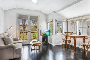 Ruang duduk di Cottage 4 Hyams Beach Seaside Cottages +15 gambar