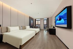 Postel nebo postele na pokoji v ubytování Atour Hotel Nantong Development Zone Aeon Mall
