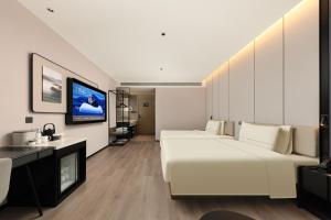 TV a/nebo společenská místnost v ubytování Atour Hotel Nantong Development Zone Aeon Mall