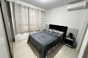 Katil atau katil-katil dalam bilik di Edifício com Ótima localização e Conforto
