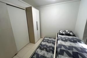 Katil atau katil-katil dalam bilik di Edifício com Ótima localização e Conforto