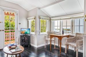 Televisyen dan/atau pusat hiburan di Cottage 6 Hyams Beach Seaside Cottages
