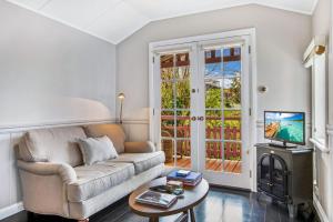 Televisyen dan/atau pusat hiburan di Cottage 6 Hyams Beach Seaside Cottages +15 gambar