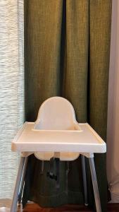 ein weißes Waschbecken im Bad neben einem Vorhang in der Unterkunft New Yena Cabin in Moonridge in Big Bear Lake