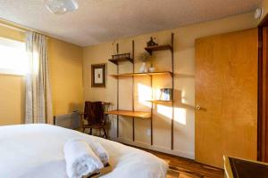 ein Schlafzimmer mit einem Bett mit Handtüchern darauf in der Unterkunft New Yena Cabin in Moonridge in Big Bear Lake