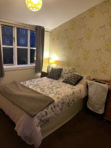 Postel nebo postele na pokoji v ubytování Hallmark Guest House