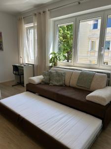1 sofá en una sala de estar con 2 ventanas en Kempten zentral 1-Zimmer Wohnung, en Kempten