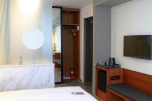 TV a/nebo společenská místnost v ubytování Seoul Hotel ShinShin Myeongdong
