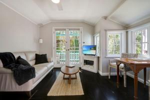 Televisyen dan/atau pusat hiburan di Cottage 7 Hyams Beach Seaside Cottages