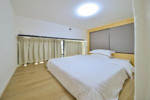 Postel nebo postele na pokoji v ubytování Dabaizhijia Executive Apartment Bantian Huawei Branch + 13 fotografií