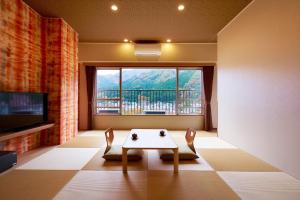 TV a/nebo společenská místnost v ubytování Ooedo Onsen Monogatari Hotel Kinugawa Gyoen