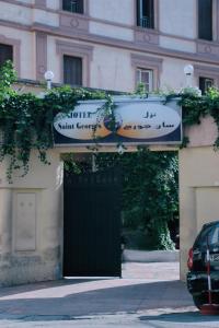 una puerta a un edificio con una señal encima en Hotel Saint Georges Tunis, en Túnez