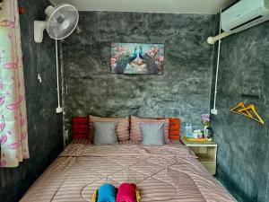 Postel nebo postele na pokoji v ubytování กินลมชมจันทร์ แม่กำปอง + 37 fotografií