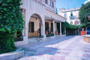 pusta ulica w mieście z drzewami i budynkami w obiekcie Hotel Saint Georges Tunis w mieście Tunis
