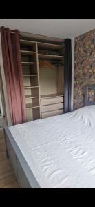 Katil atau katil-katil dalam bilik di Agreable T2 proche Crolles coeur Gresivaudan +2 gambar