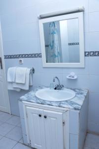 W łazience znajduje się umywalka i lustro. w obiekcie Hotel Saint Georges Tunis w mieście Tunis